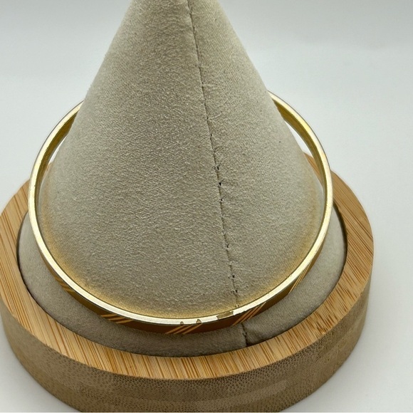 Vintage Monet Gold Tone Textured Etched Engraved Slim Bangle Size Large 8.25" - Picture 4 of 11